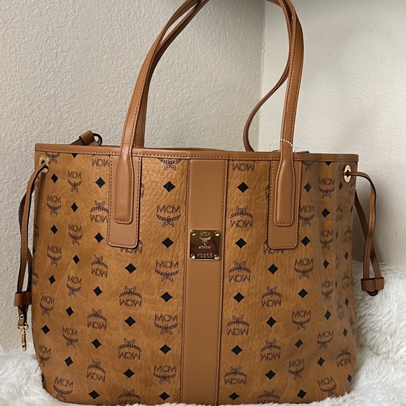 MCM Reversible Bucket Bag - Picture 1 of 8